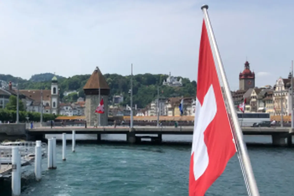 Blick auf See und Luzern mit Schweizer Flagge