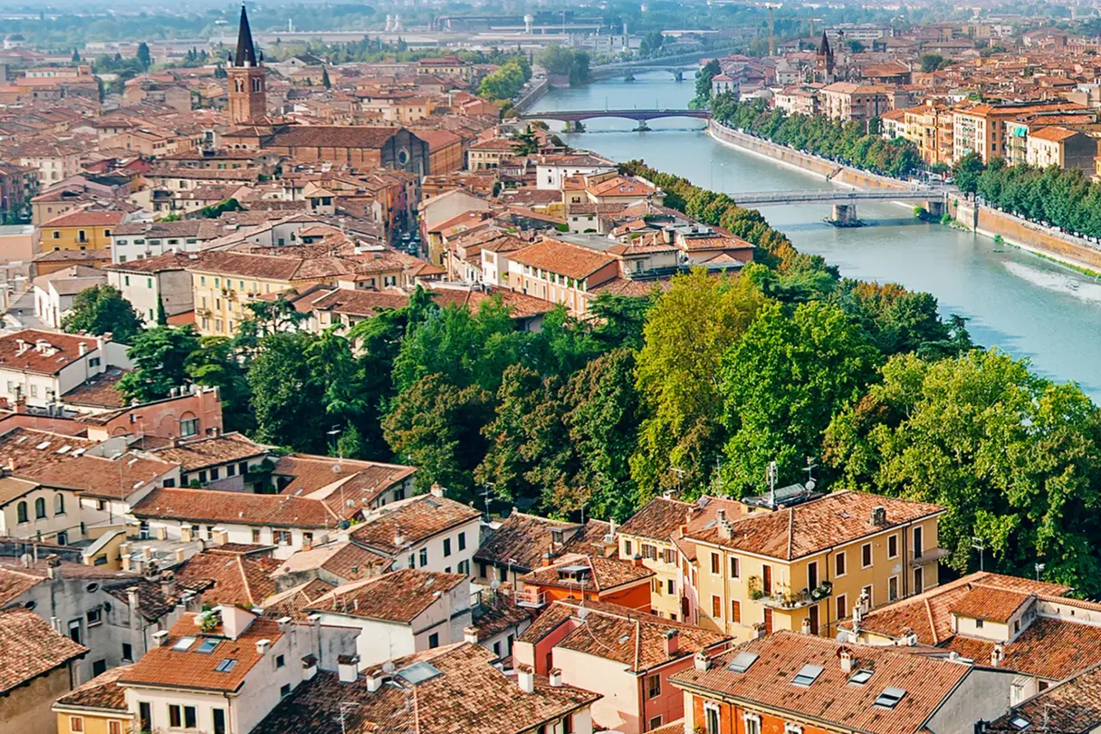 Blick über Verona im Sommer