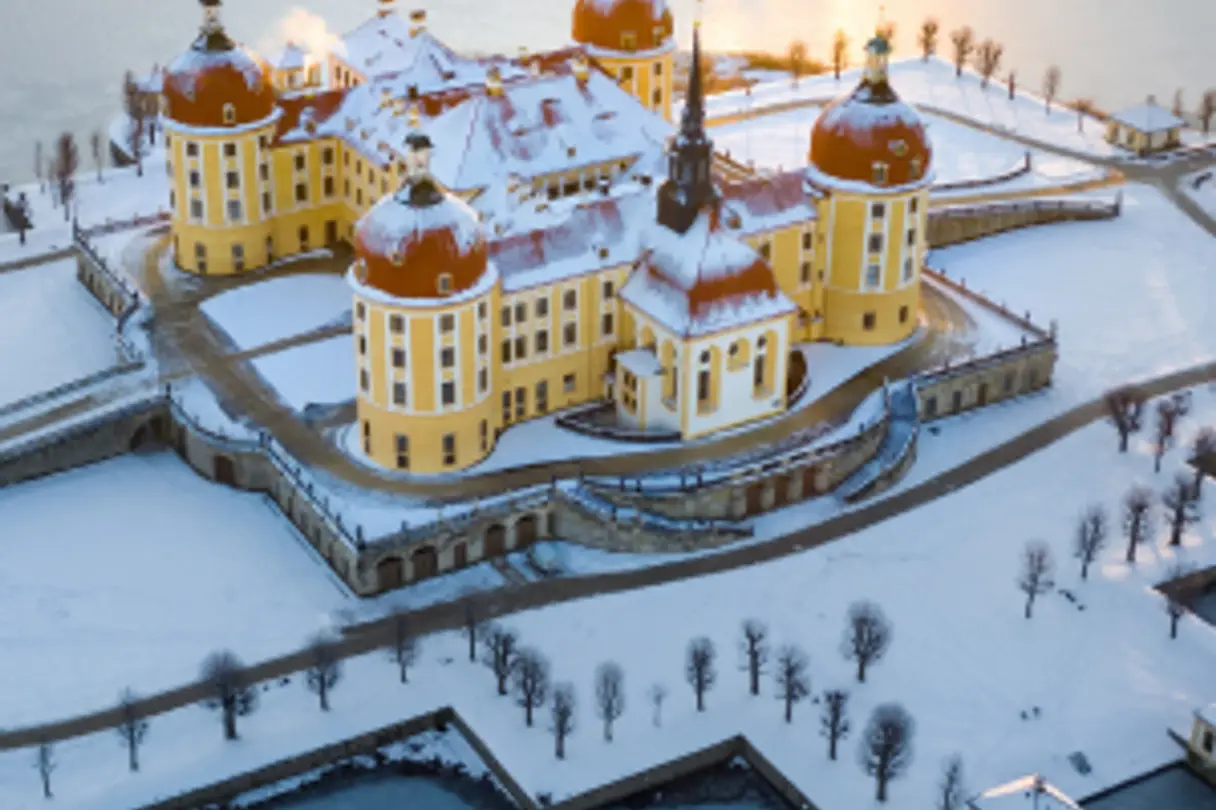 Blick auf Schloss Moritzburg mit Schnee und Sonne