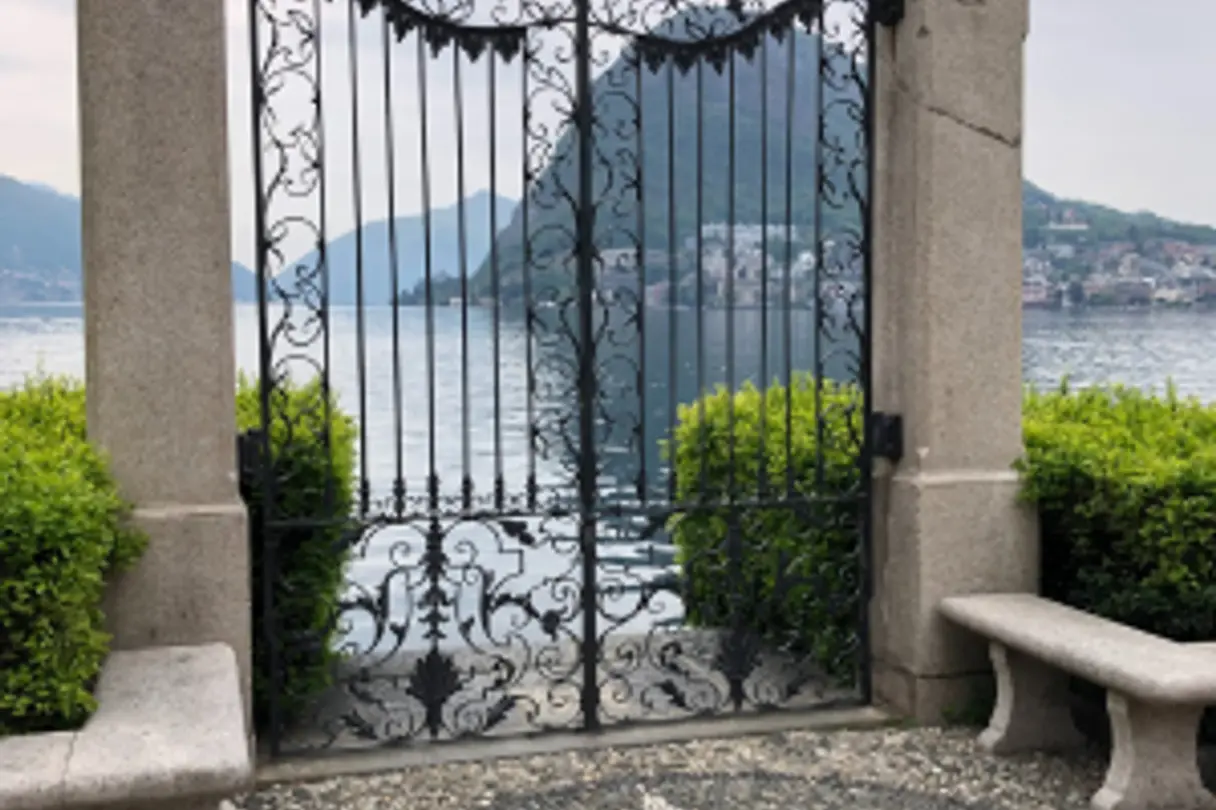 Blick auf See mit Tor in der Schweiz