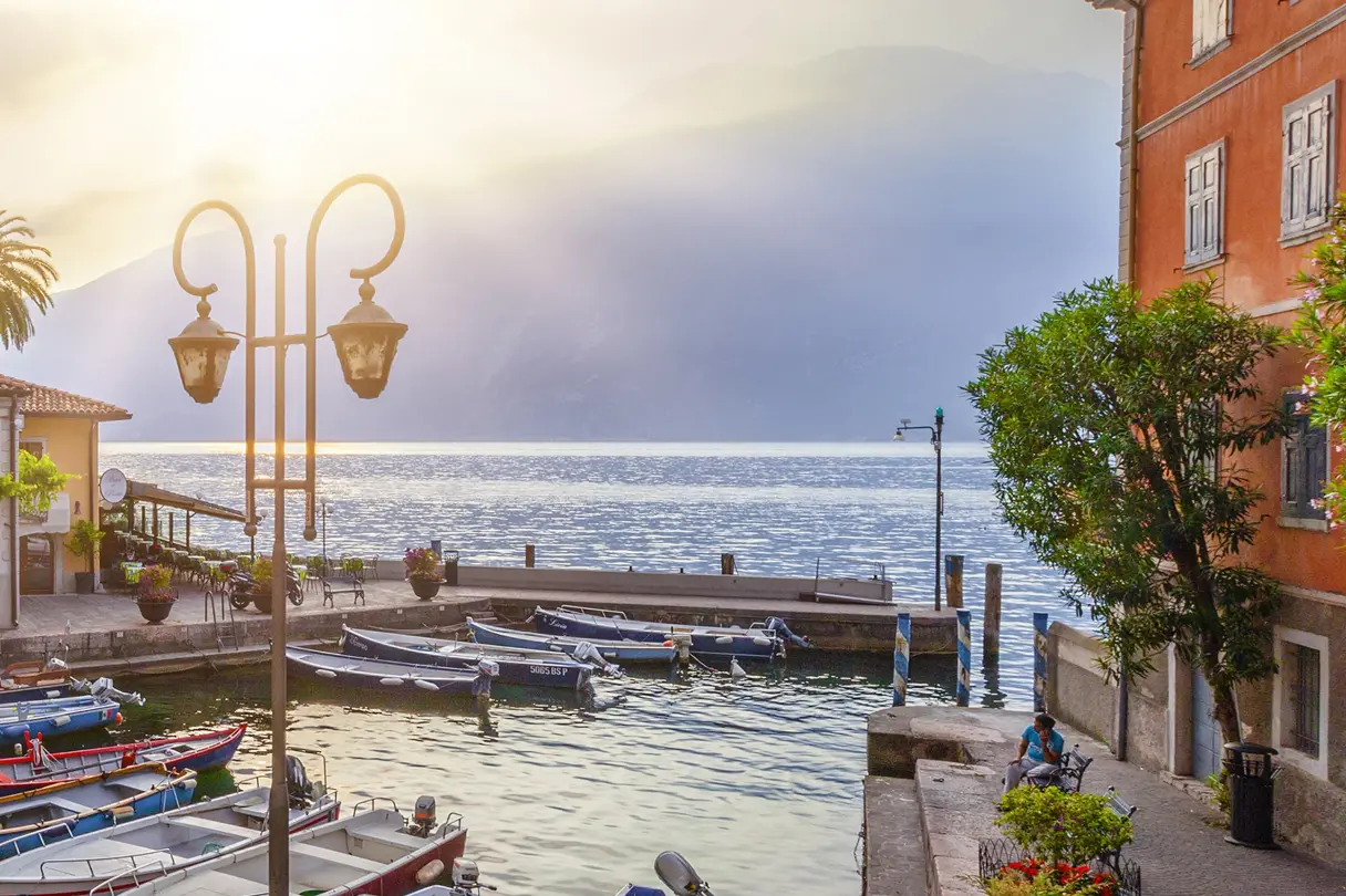 Boote am Gardasee im Hafen Sonnenuntergang