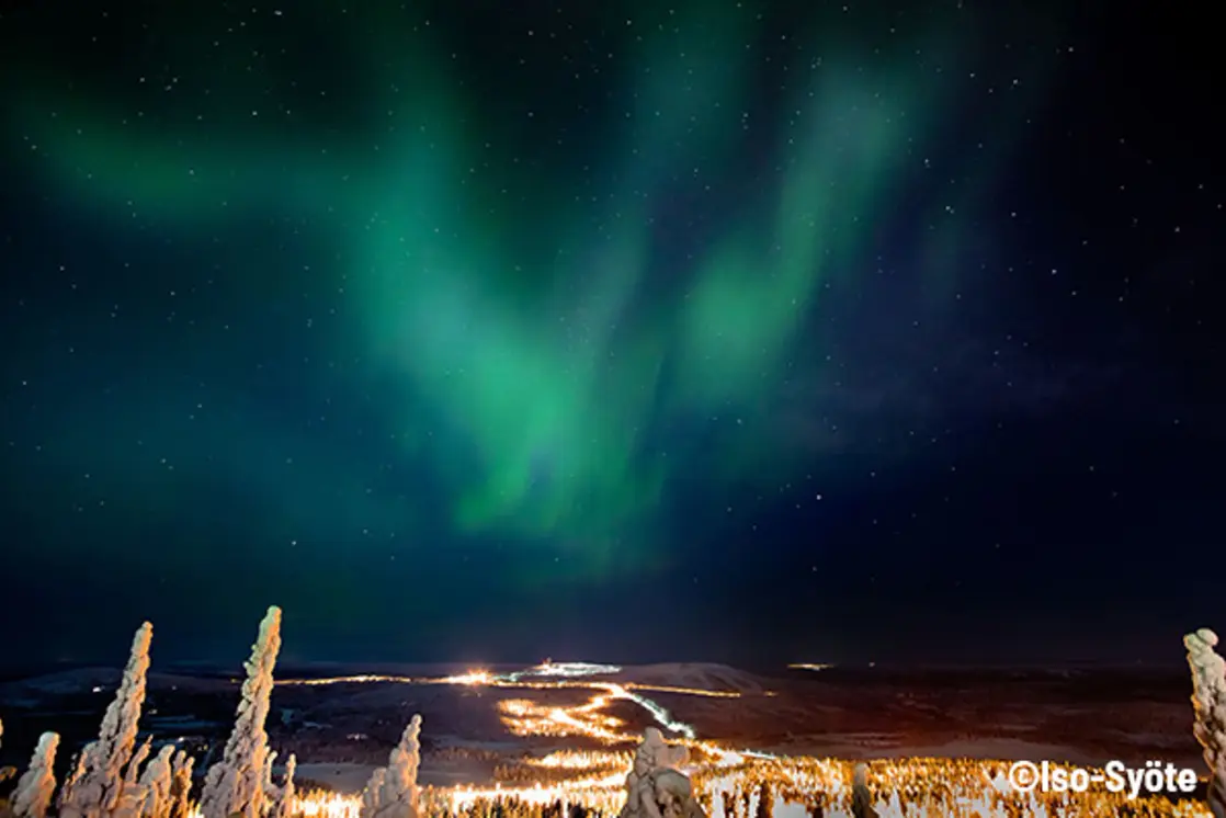 Schneemobil Safari Polarlicht Iso Syöte in Finnisch Lappland