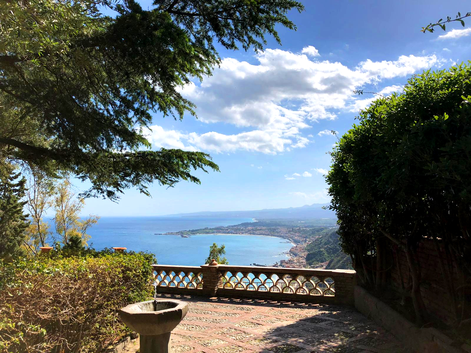 Blick 2 von Taormina auf die Bucht von Naxos Nördlichste Brauerei
