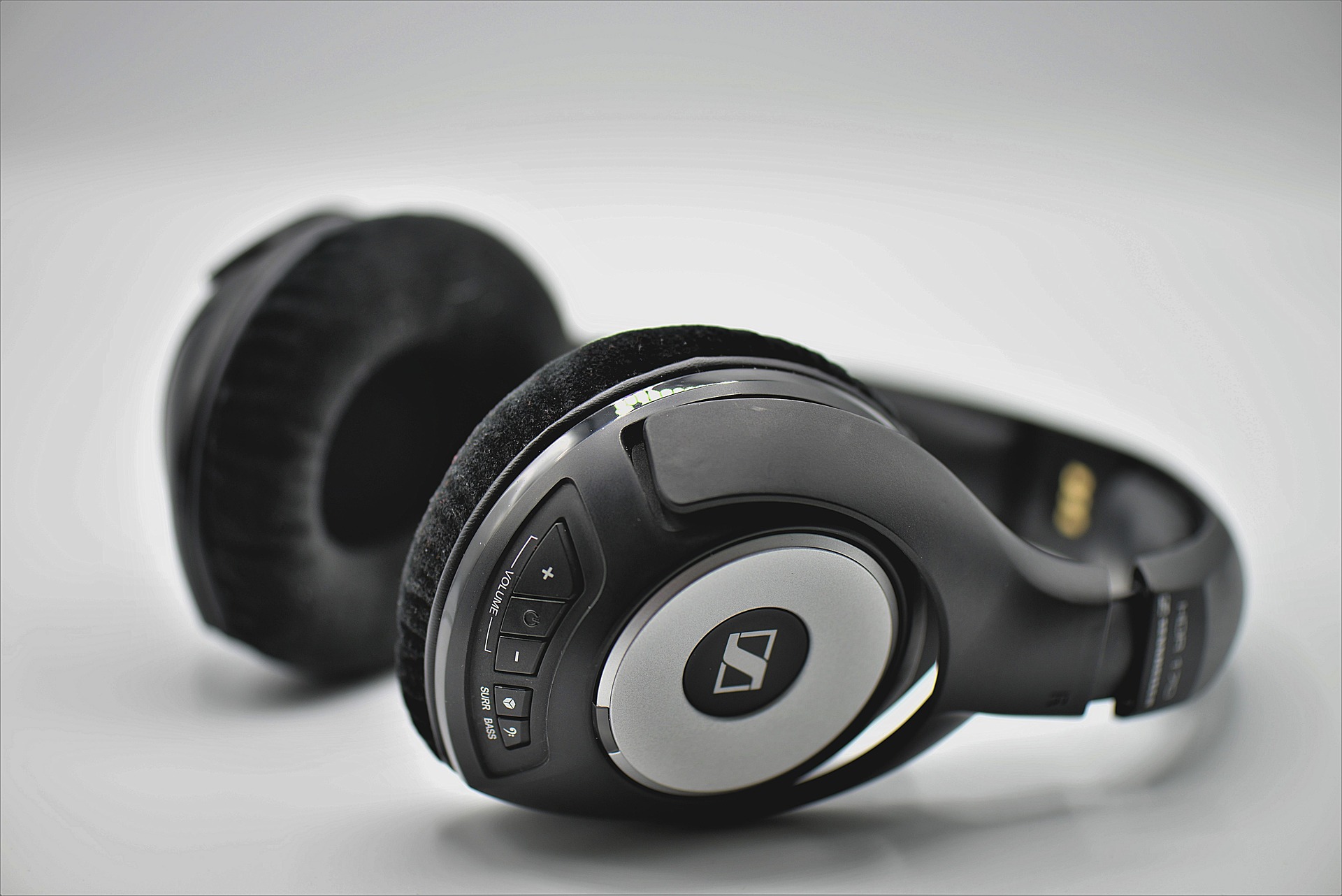 headphones-g4edf4c52f_1920