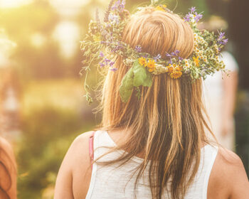 Frauen Blumenkränze Haar weiße Kleider Mittsommer