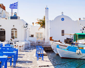 Hafen mit Taverne blau weiss Griechenland