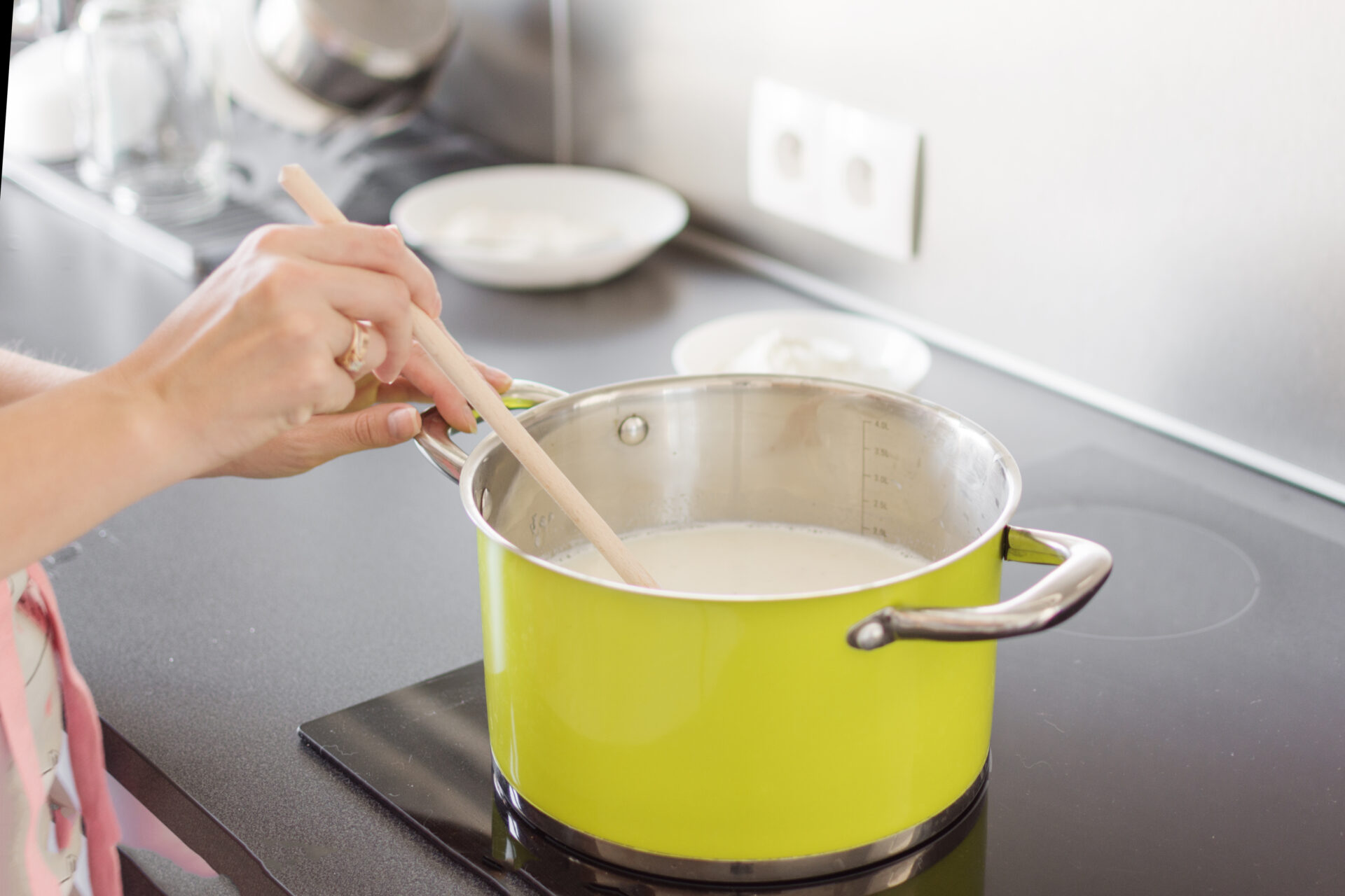 Milch erwärmen, Zutaten hinzufügen