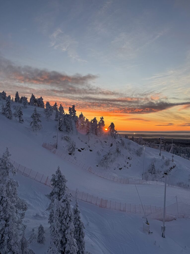 Skihang in Ruka im Sonnenuntergang
