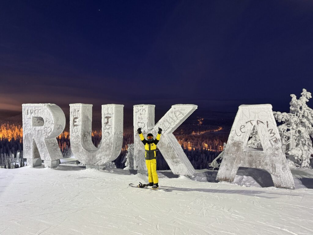 Ski fahren bei Flutlicht in Ruka