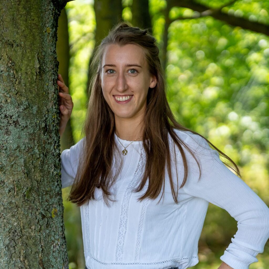 Person neben Baum