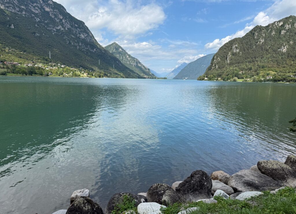 Blick über den Idrosee Norditalien