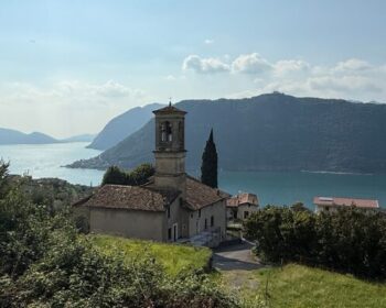 Blick über den Iseosee zur Monte Isola