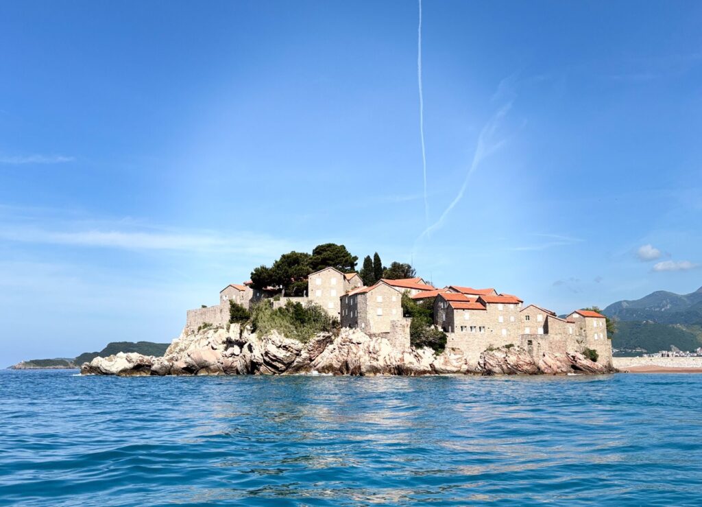 Sveti Stefan vom Wasser aus Altstadt nsel