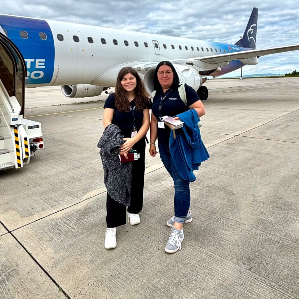Julia und Daniela stehen vor Air Montenegro Flugzeug am Flughafen