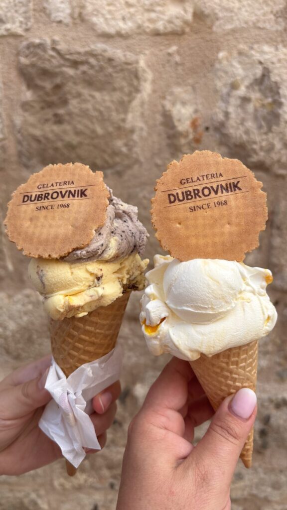 Eiswaffeln mit Kugeln Eis und Waffel