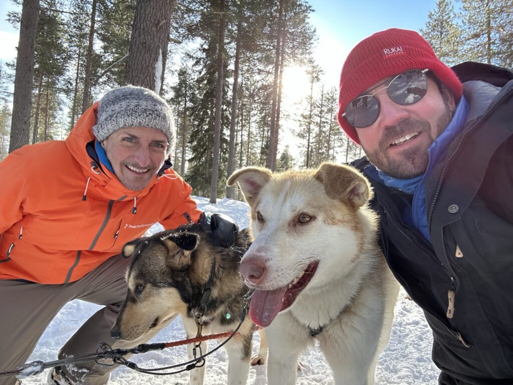 Thomas und Stefan mit Hunden beim Schlitttenfahren