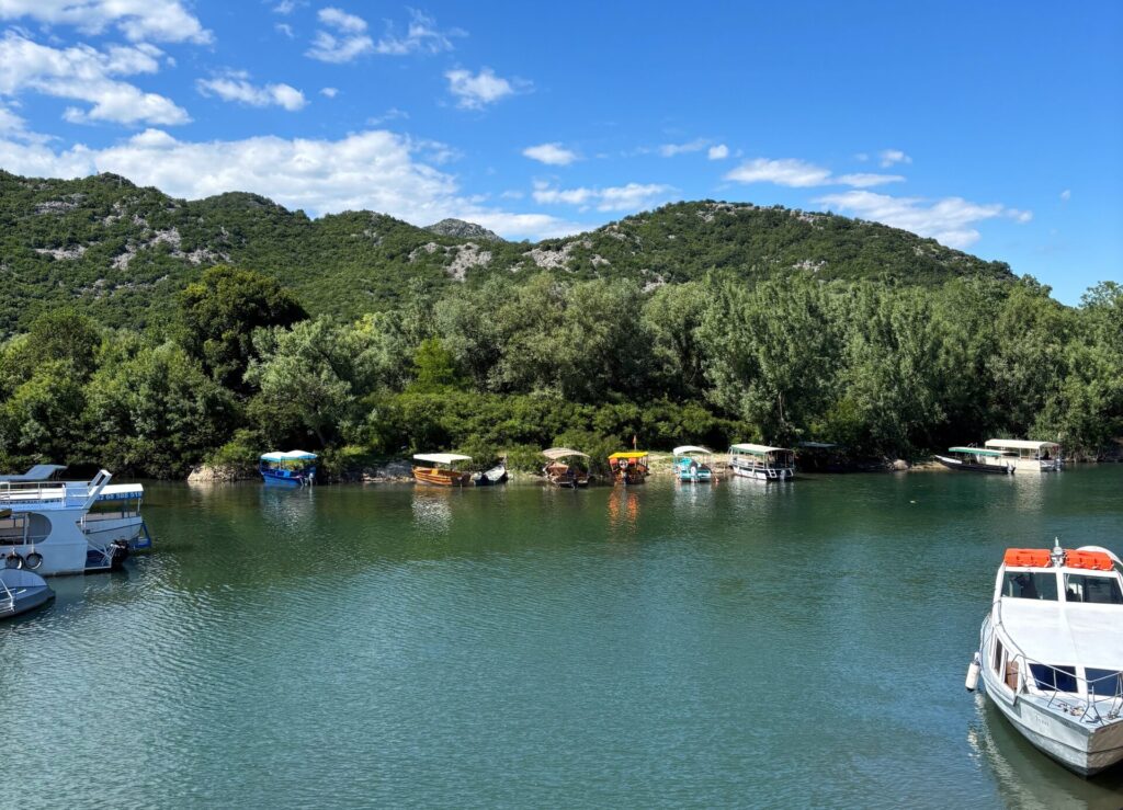 Skutari See mit Booten am Ufer