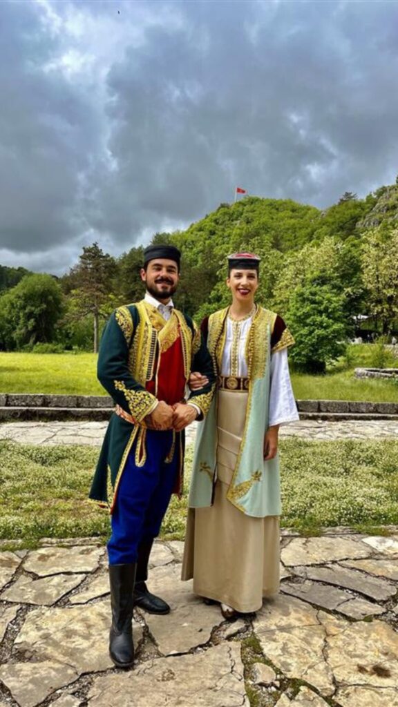 Mann und Frau in traditioneller Tracht