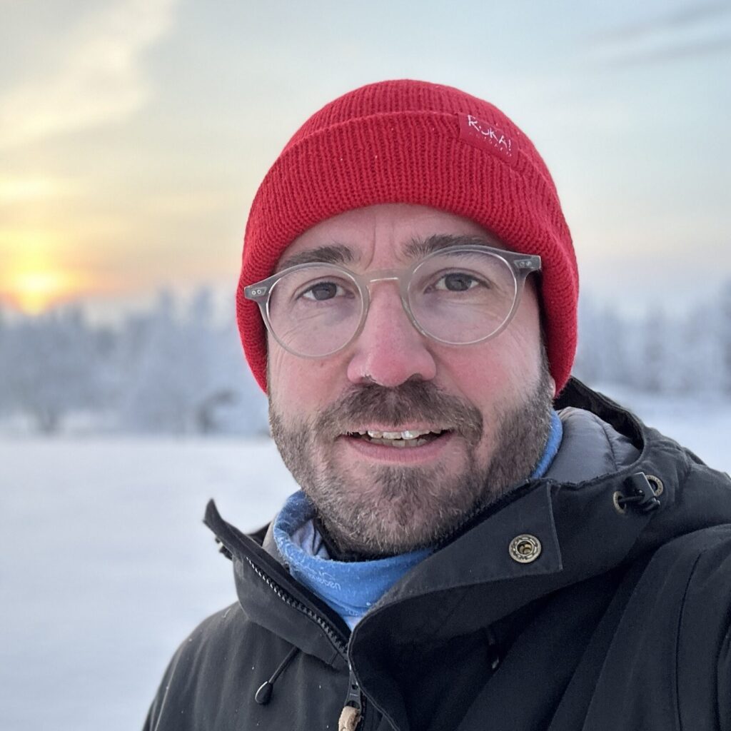 Thomas im Winter in Finnland im Schnee