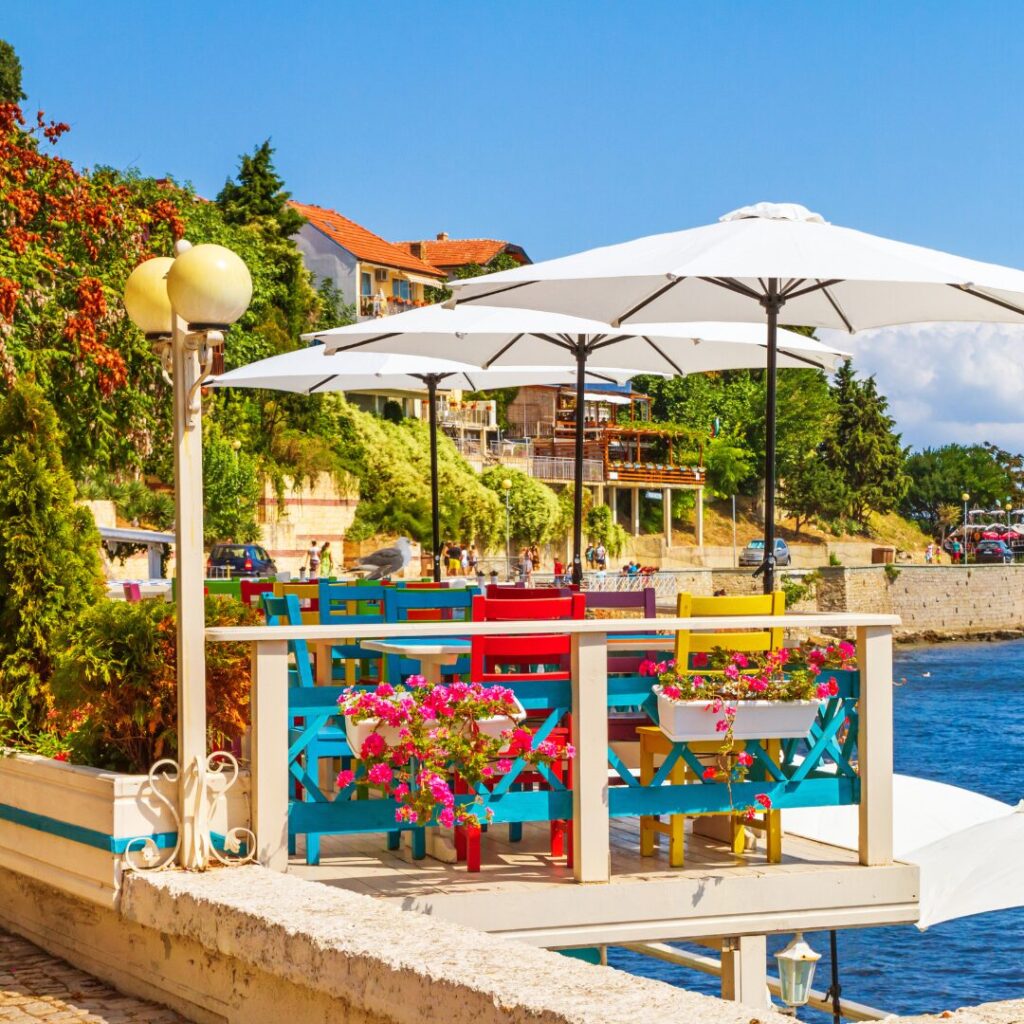 Cafe in Nessebar im Sommer mit Sonne direkt am Meer