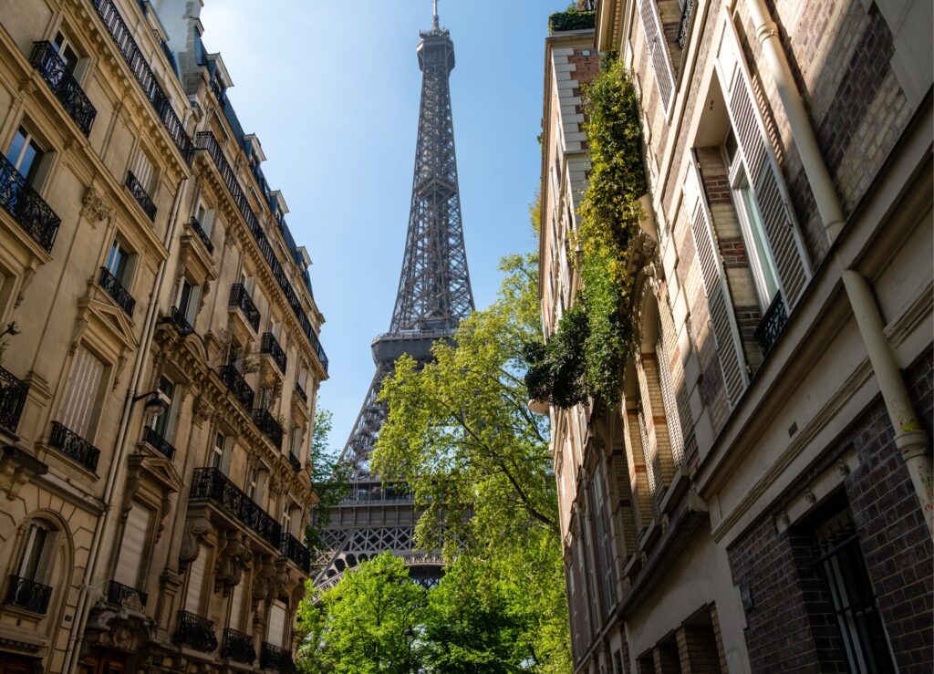 Eiffelturm von der Rue de la Universite