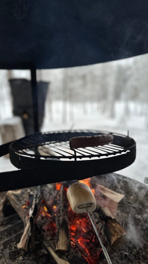 Feuer an im Winterwald in Finnland