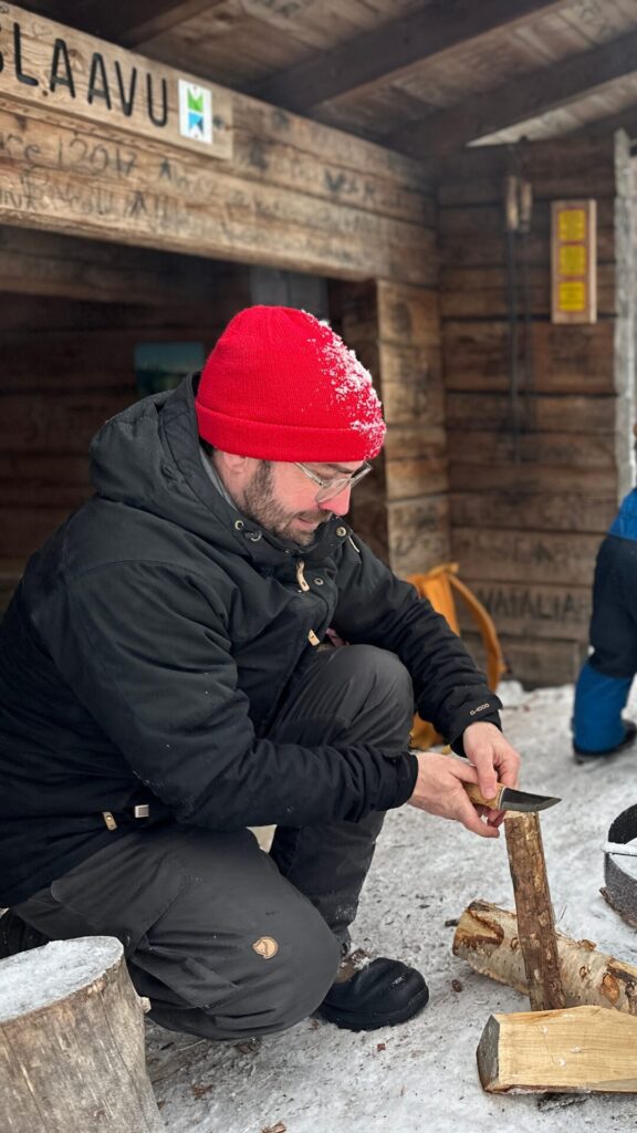 Holz machen für Lagerfeuer im Winter
