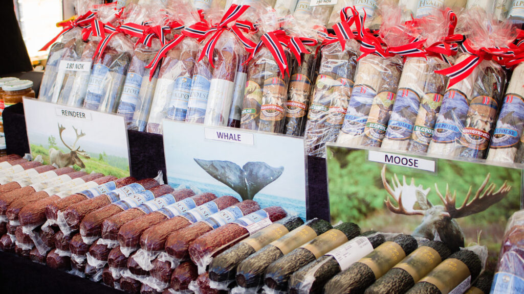 Mehrere Sorten lokale Wurst im Regal Verkaufsstand