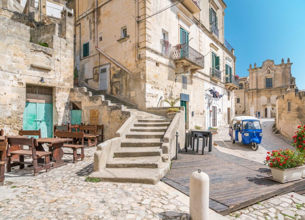 Matera in Apulien mit blauer Ape und alten Häusern