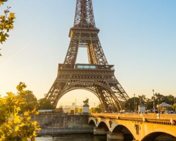 Eiffelturm mit Pont Alexandre im Sonnenlicht Sommer