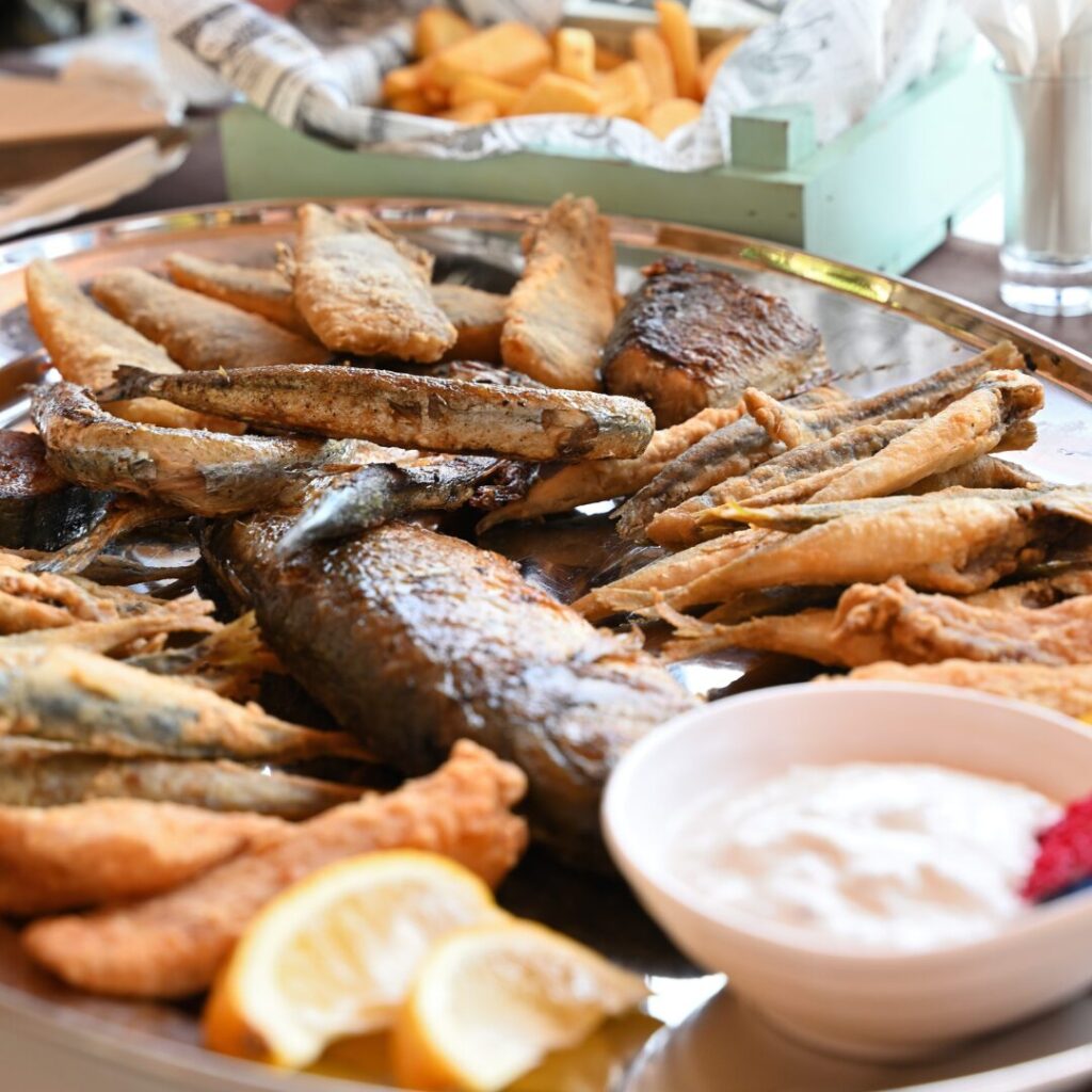 leckere Fischplatte in Bulgarien auf dem Tisch