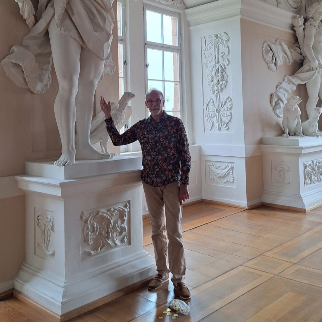 Reiseleiter Siggi Brink vor Statue