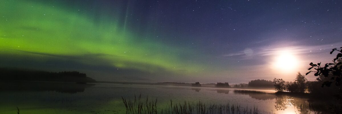 Polarlichter über See im Herbst in Finnland