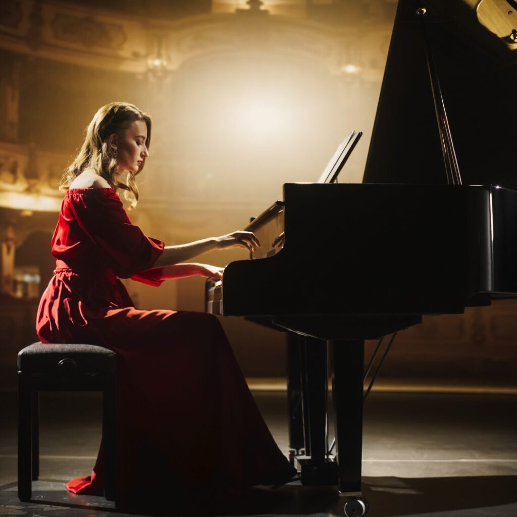 Frau am Piano in der Scala in Mailand