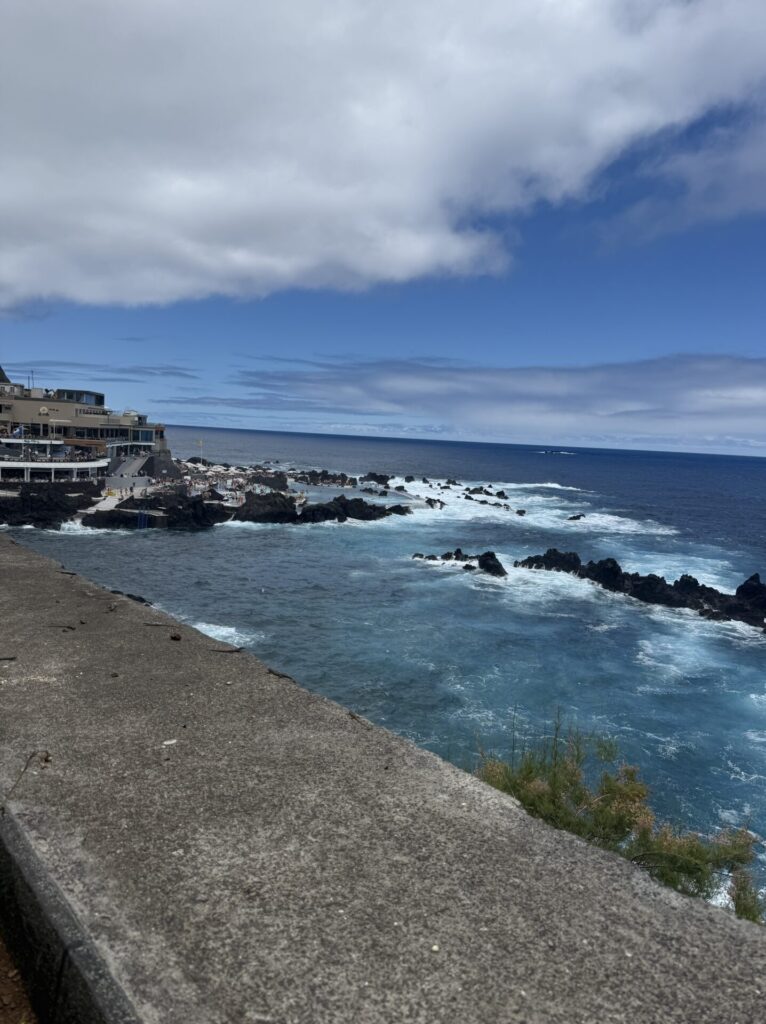 Felsen Meer blauer Himmel Brandung Madeira