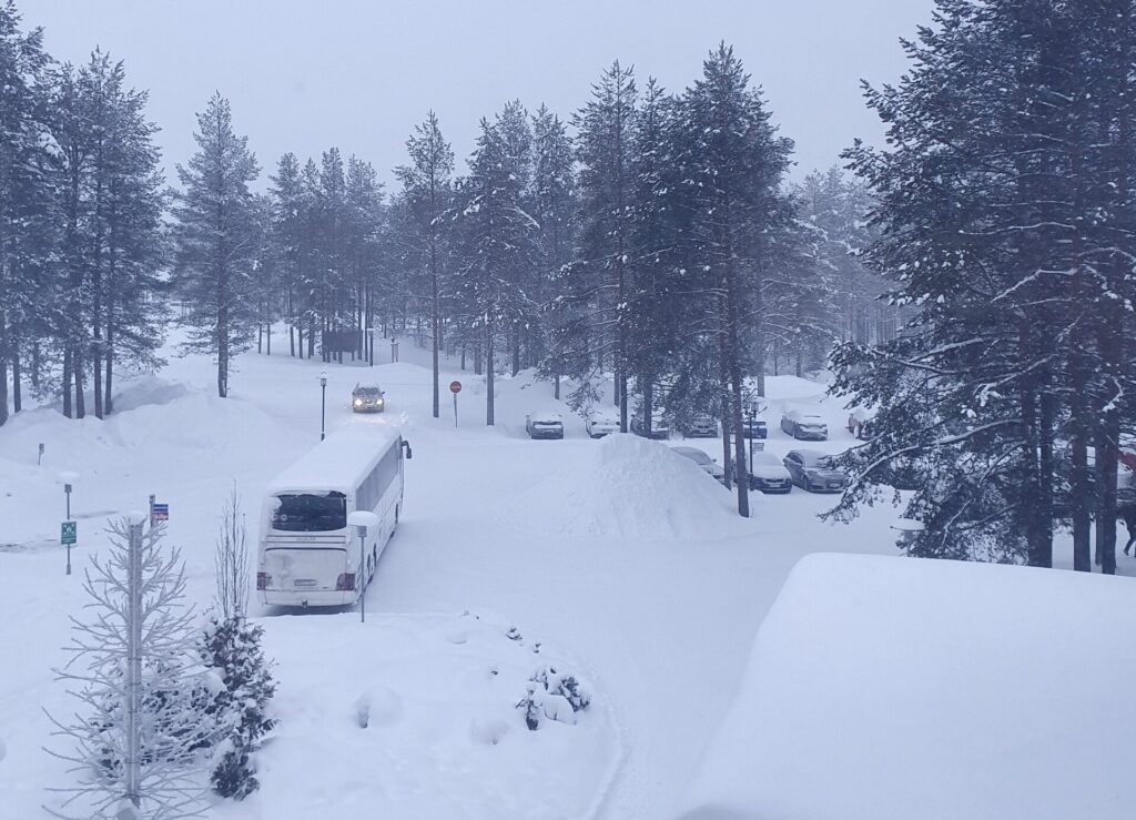 Blick aus Fenster Hotel Kuusamo Tropiikki Schneetreiben Reisebus Schnee