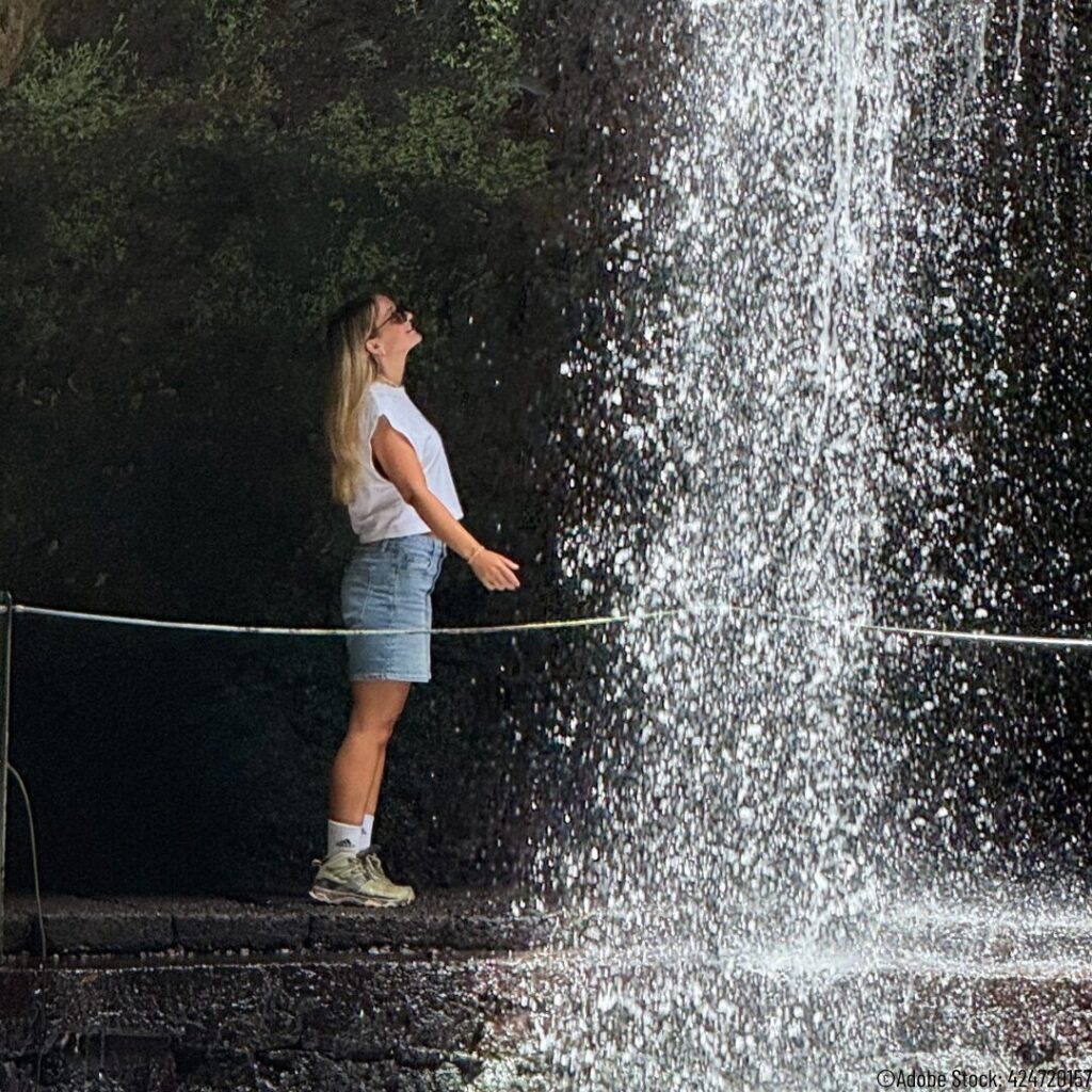 Cara vor Wasserfall auf Madeira