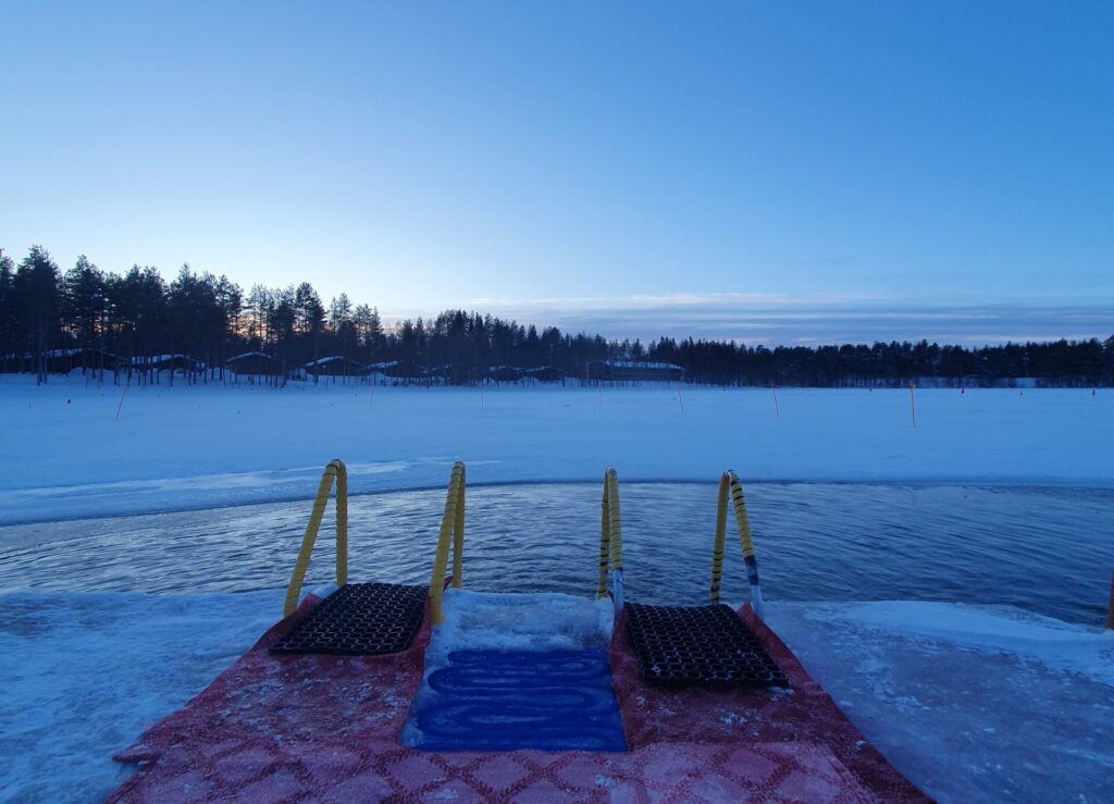 gefrorener See mit Schnee Treppen Eisloch See