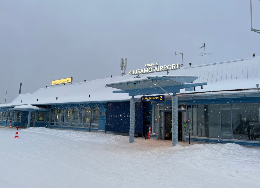 Terminal Flughafen Kuusamo Schnee Winter grau