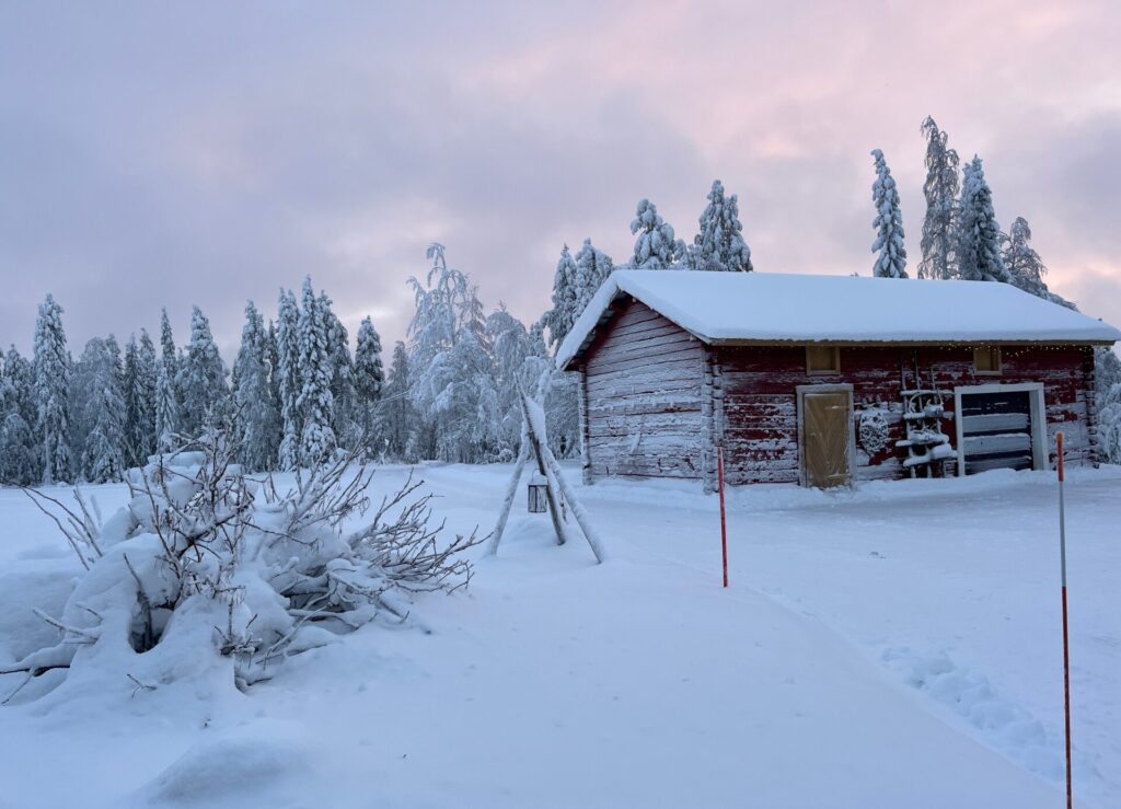 Haus in Finnland im Schnee Sonnenaufgang
