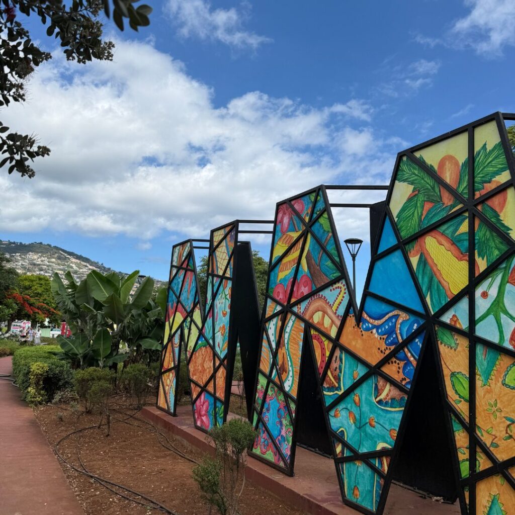 Madeira Schild buntes Glas und Landschaft
