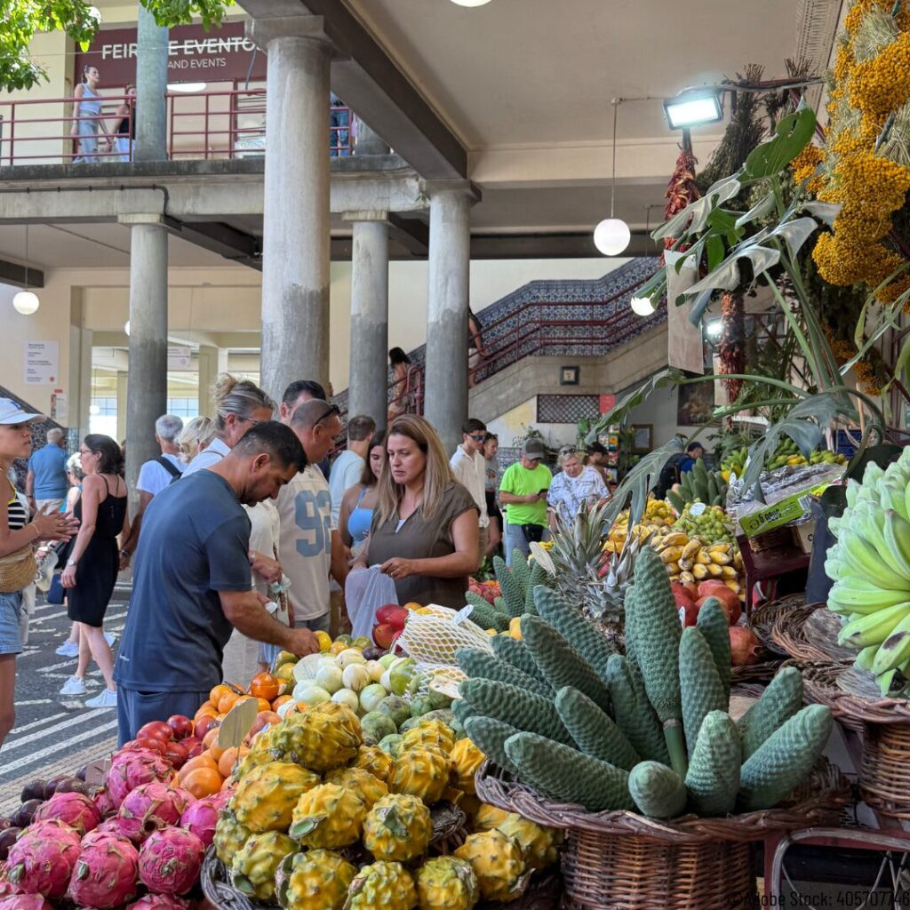 Markt auf Madeira mit leckerem Obst und Menschen