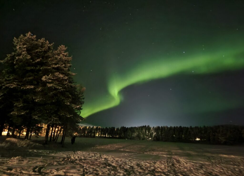 Polarlichter über dem See bei Kuusamo