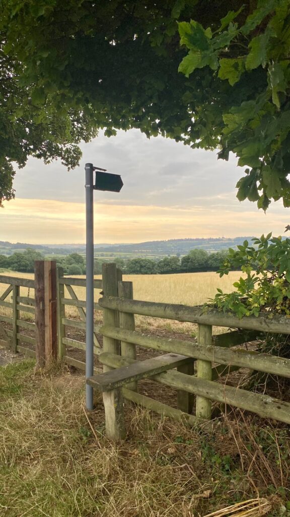 Zaun mit typischer Landschaft Britannien