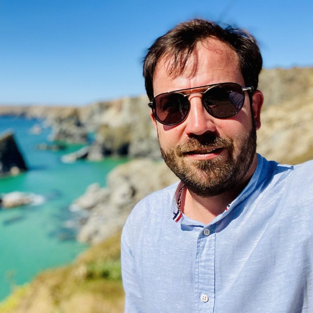 Thomas mit Sonnenbrille an Küste Cornwalls