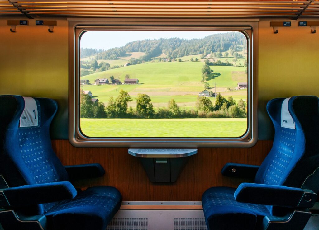 Ausblick aus Zugfenster auf Berge
