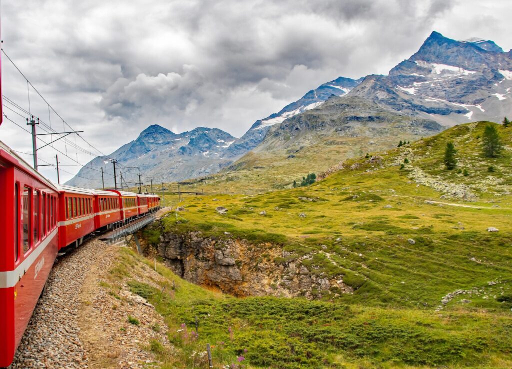 Bernina Express Ausblick Zug auf Berge Schweiz