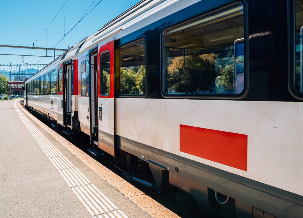 Einstieg in die Schweizer Bahnen am Gleis