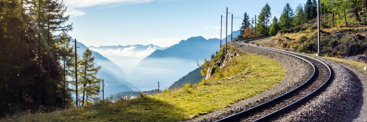 Schienen mit Bergpanorama in der Schweiz