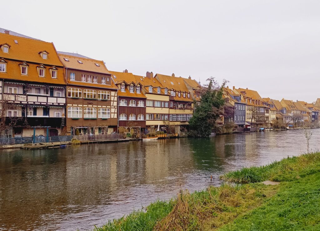 Häuserzeile Bamberg Winter am Fluss